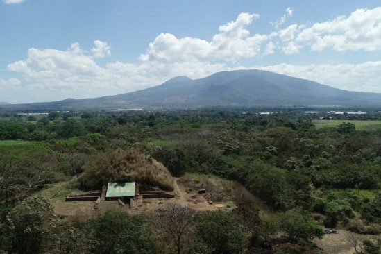 pyramide maya éruption volcanique