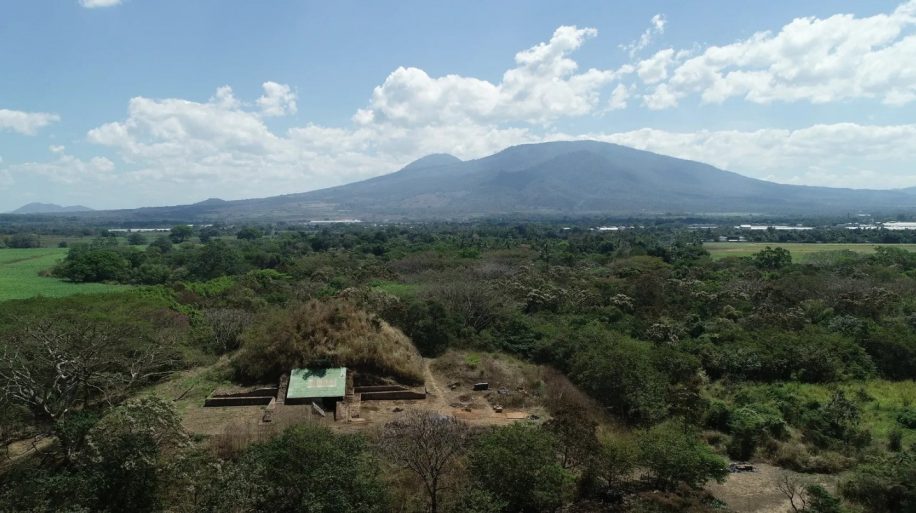 pyramide maya éruption volcanique