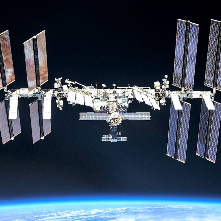 station spatiale internationale menacee par degats irreparables