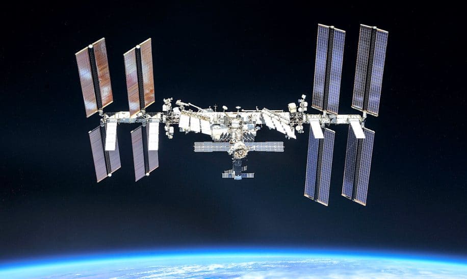 station spatiale internationale menacee par degats irreparables