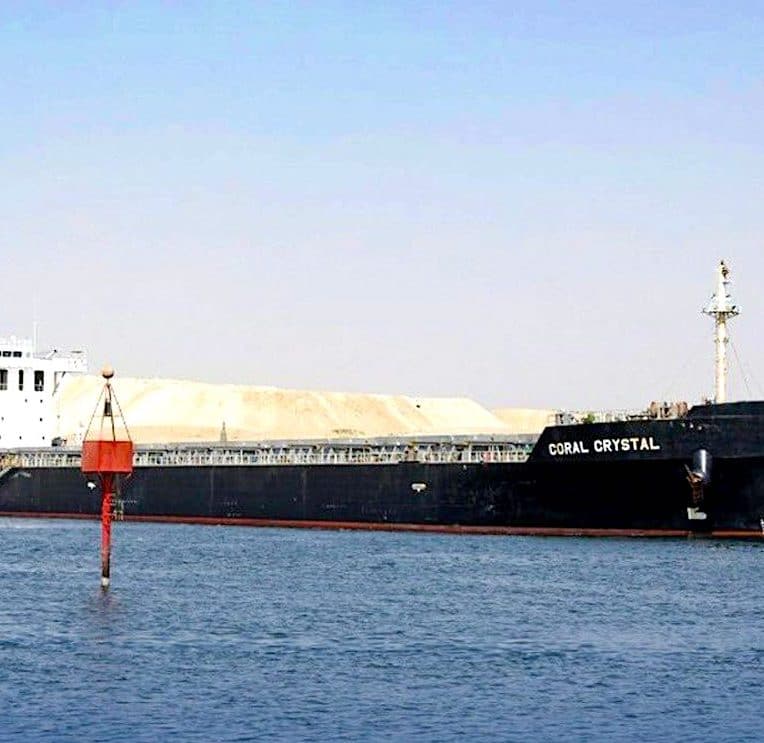 une fois plus navire coince dans canal de suez coral crystal