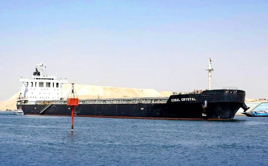 une fois plus navire coince dans canal de suez coral crystal