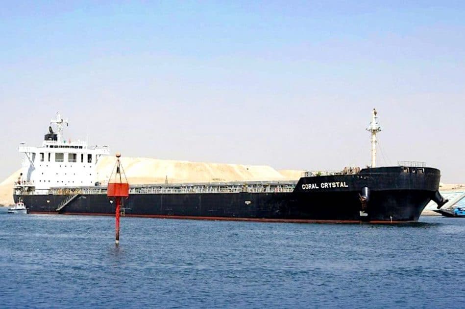 une fois plus navire coince dans canal de suez coral crystal