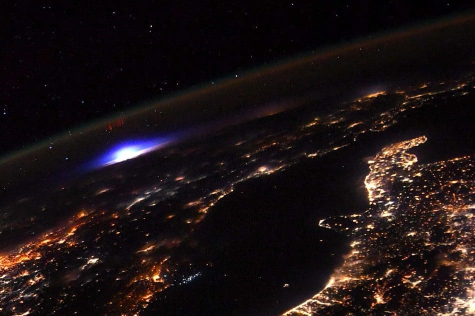 thomas pesquet repere phenomene lumineux transitoire rare depuis iss farfadets