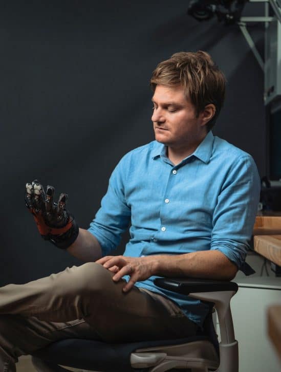 facebook developpe gant toucher objets VR couv
