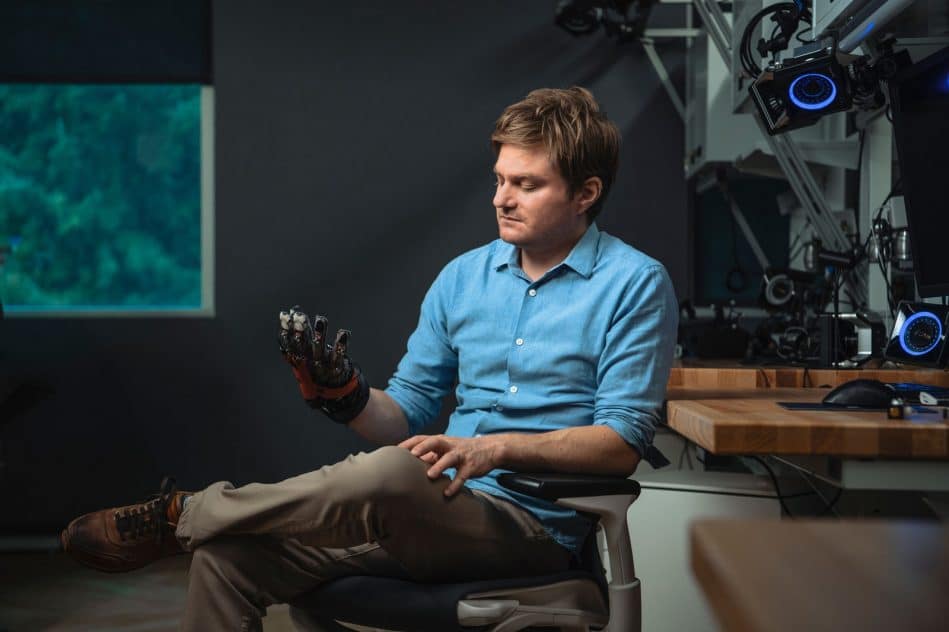 facebook developpe gant toucher objets VR couv