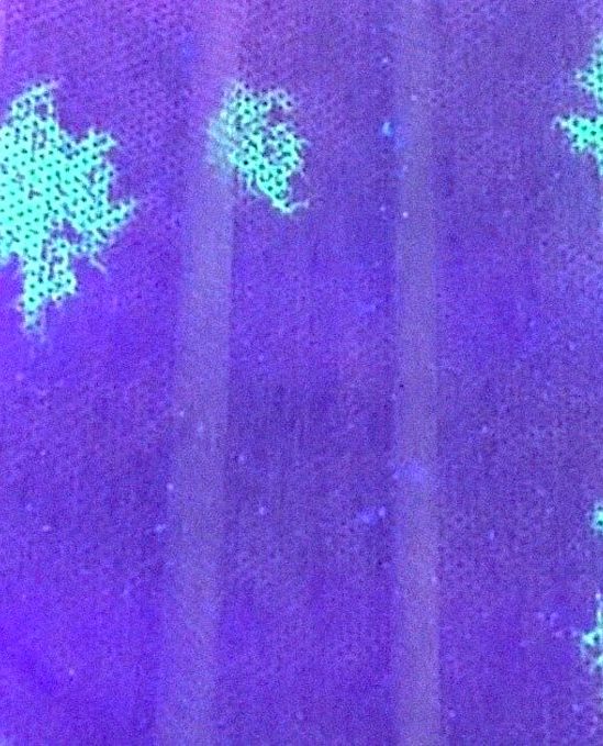 filtre pour masque qui brille aux uv si expose au coronavirus