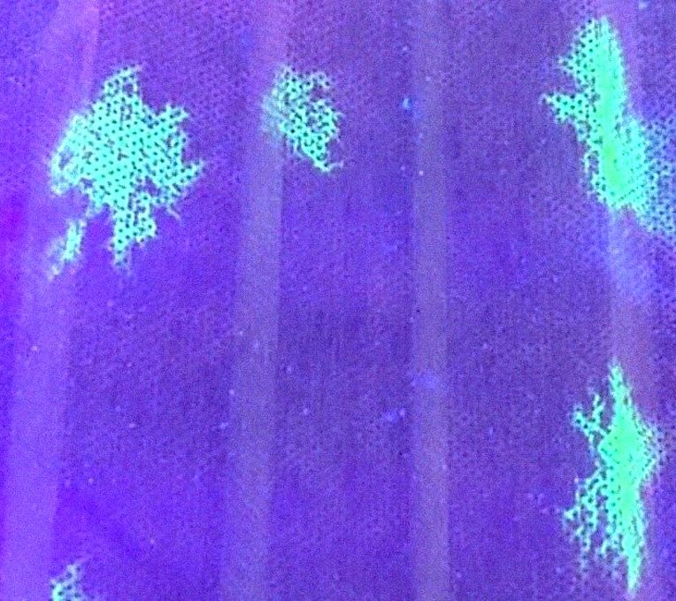 filtre pour masque qui brille aux uv si expose au coronavirus
