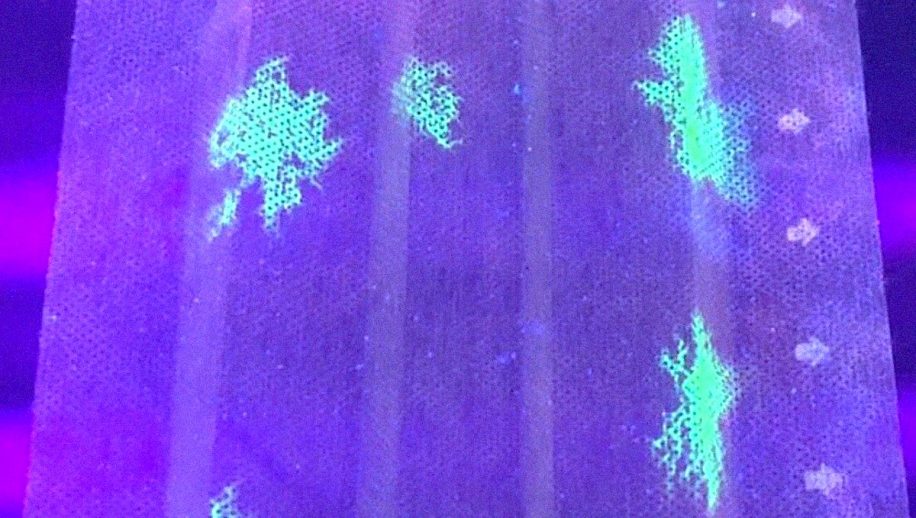 filtre pour masque qui brille aux uv si expose au coronavirus
