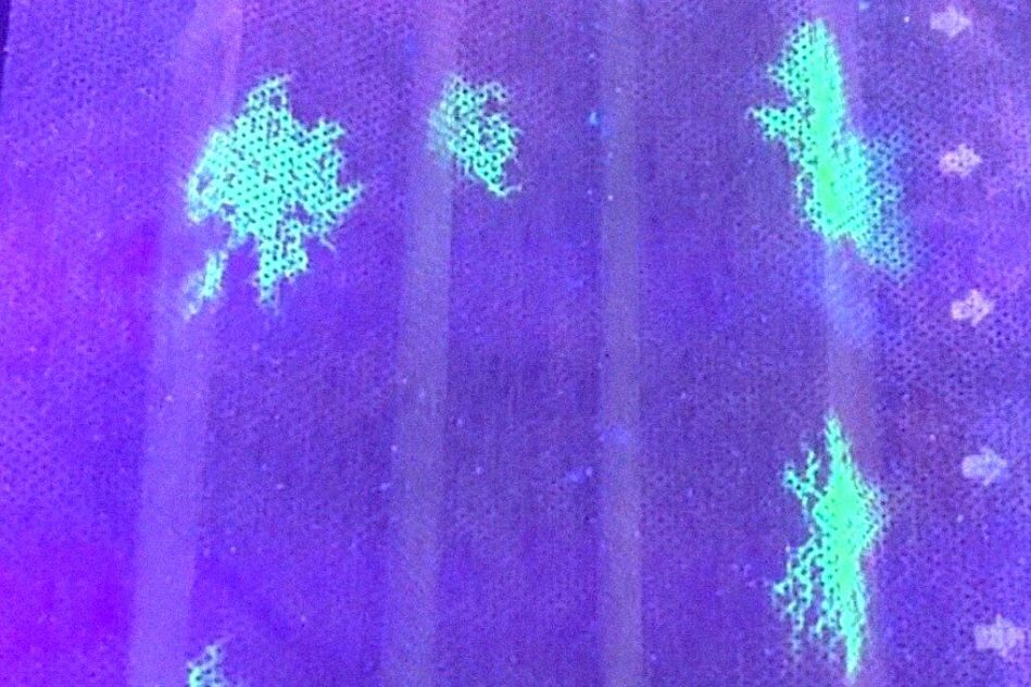 filtre pour masque qui brille aux uv si expose au coronavirus
