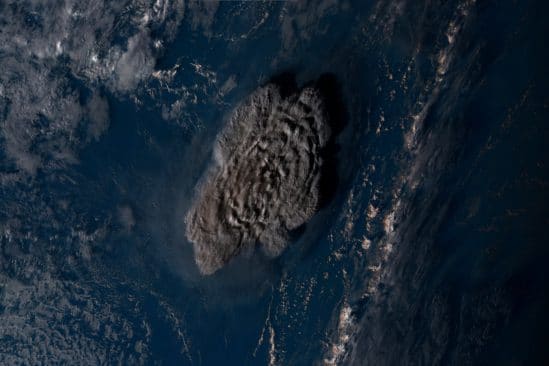 eruption volcan sous-marin ile tonga