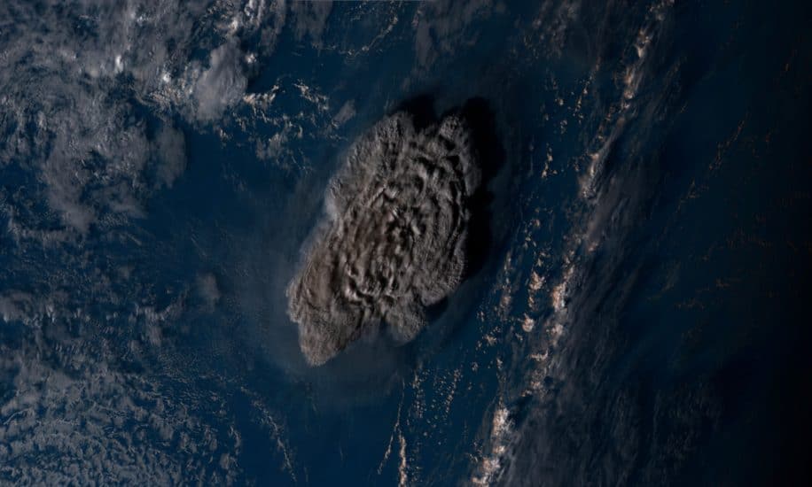eruption volcan sous-marin ile tonga