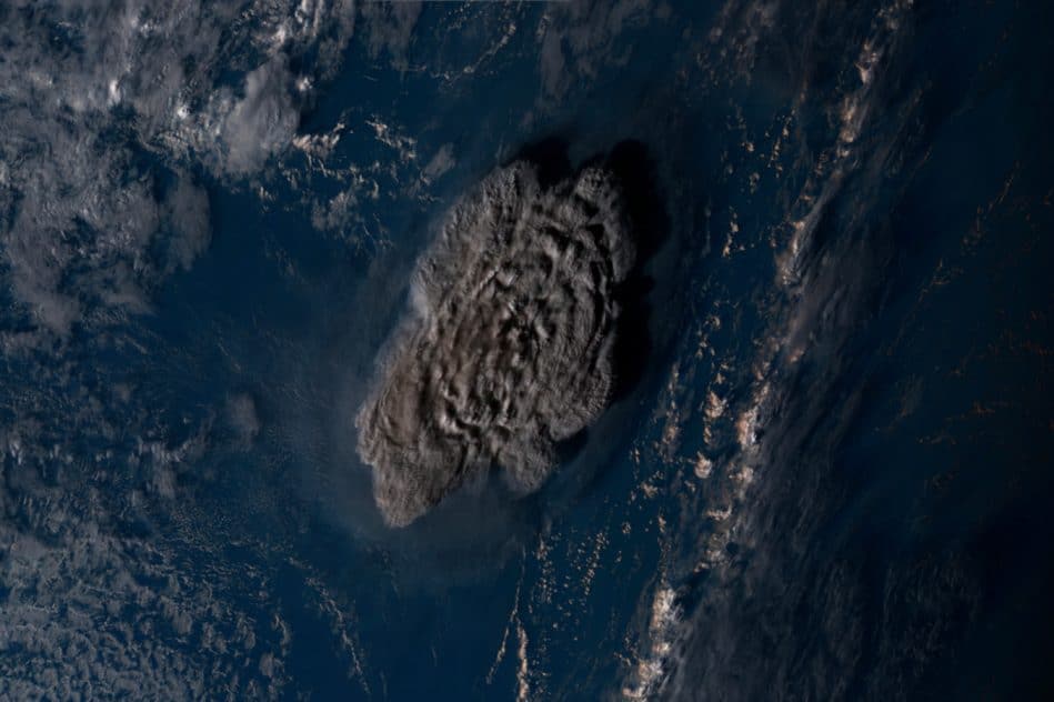 eruption volcan sous-marin ile tonga
