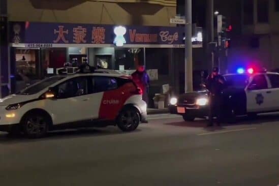 taxi sans chauffeur fuir controle police san francisco autonome