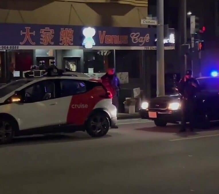 taxi sans chauffeur fuir controle police san francisco autonome