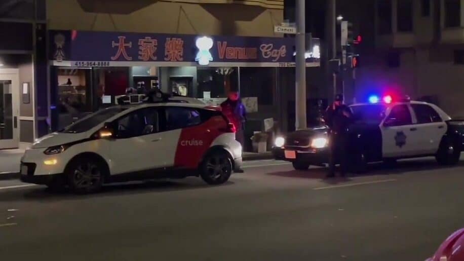 taxi sans chauffeur fuir controle police san francisco autonome