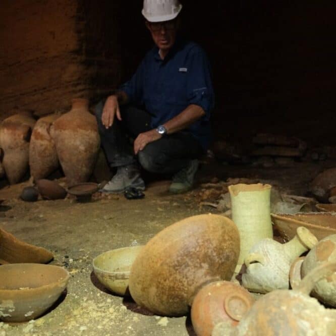 decouverte extraordinaire grotte funeraire intacte 3300 ans ramses 2 couv