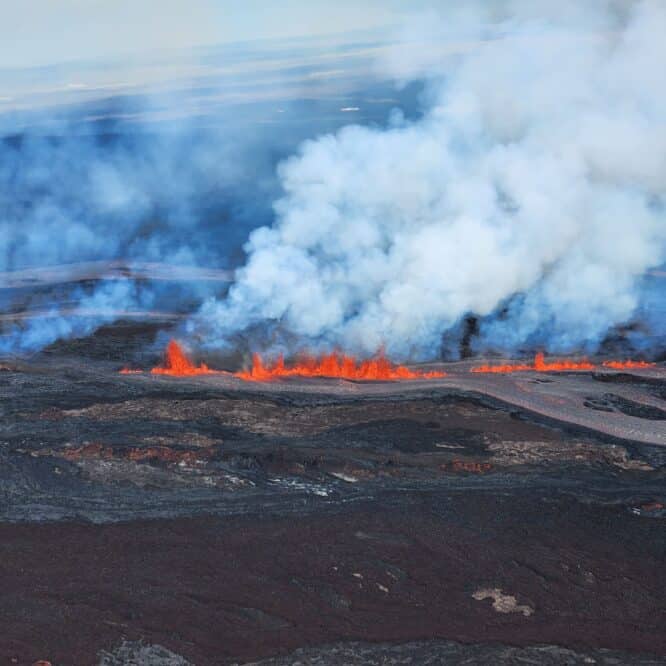 eruption du plus grand volcan du monde mauna loa couv