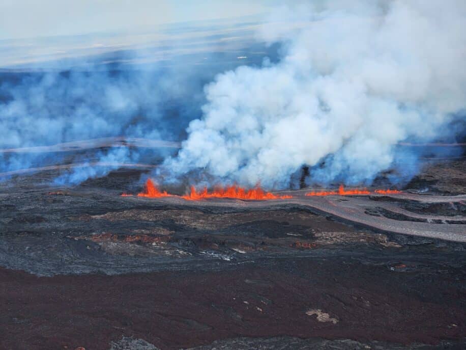 eruption du plus grand volcan du monde mauna loa couv
