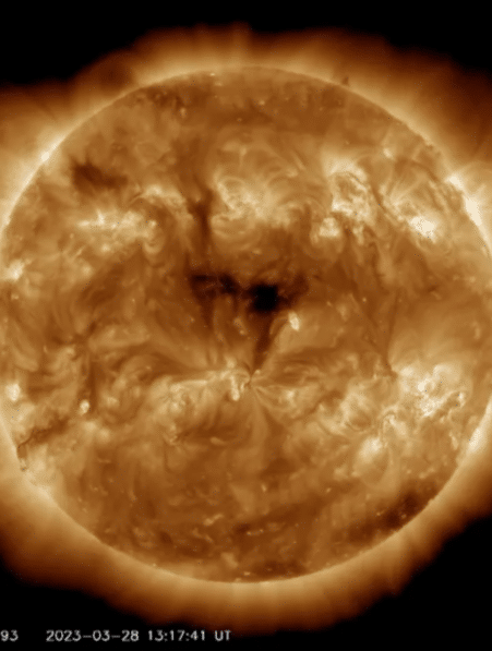 trou coronal geant soleil tempete solaire couv