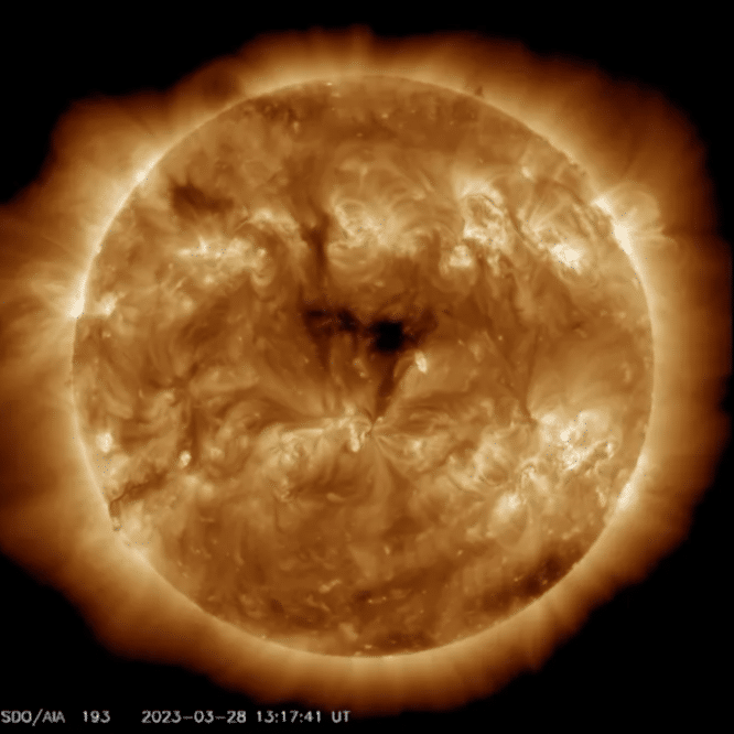 trou coronal geant soleil tempete solaire couv