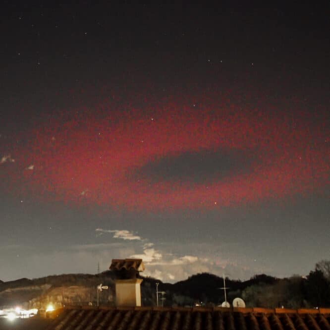halo clignotant rouge mysterieux ciel italie couv