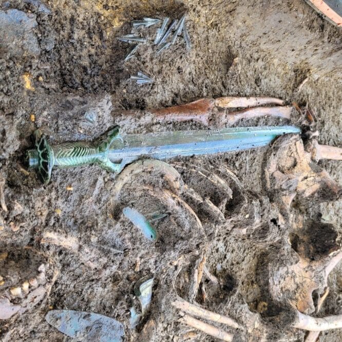 epee octogonal 3000 ans age bronze rare couv