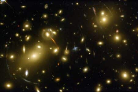 nouvelle croix einstein lentille gravitationelle couv