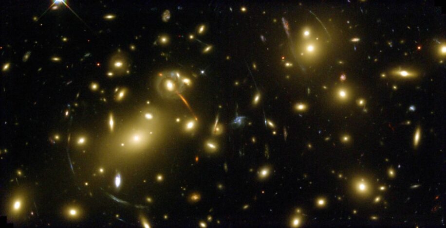 nouvelle croix einstein lentille gravitationelle couv