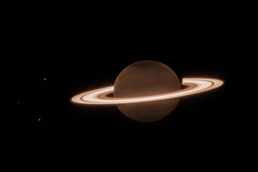 saturne james webb vue lunes anneaux saison couv