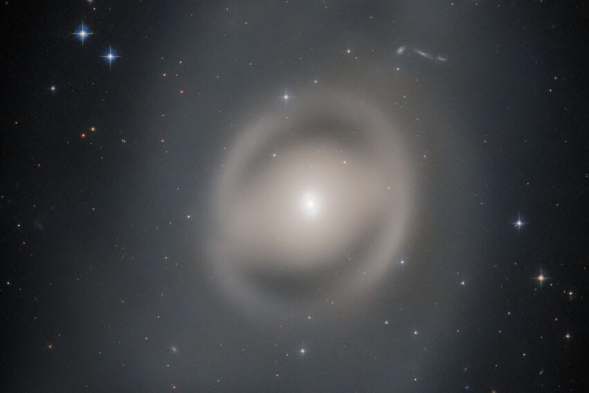 galaxie fantome lenticulaire hubble couv