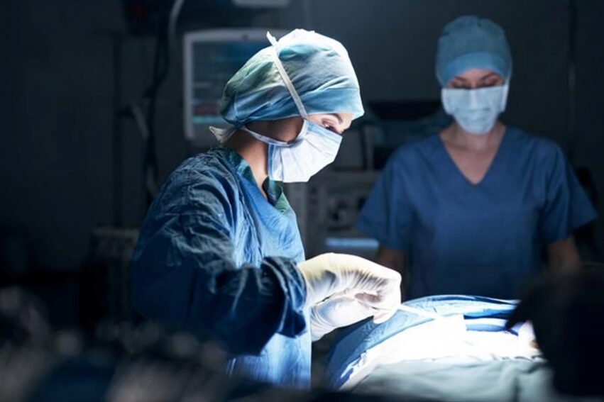 resultats postoperatoires meilleures avec chirurgiennes