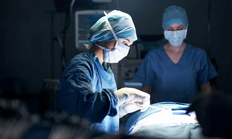 resultats postoperatoires meilleures avec chirurgiennes