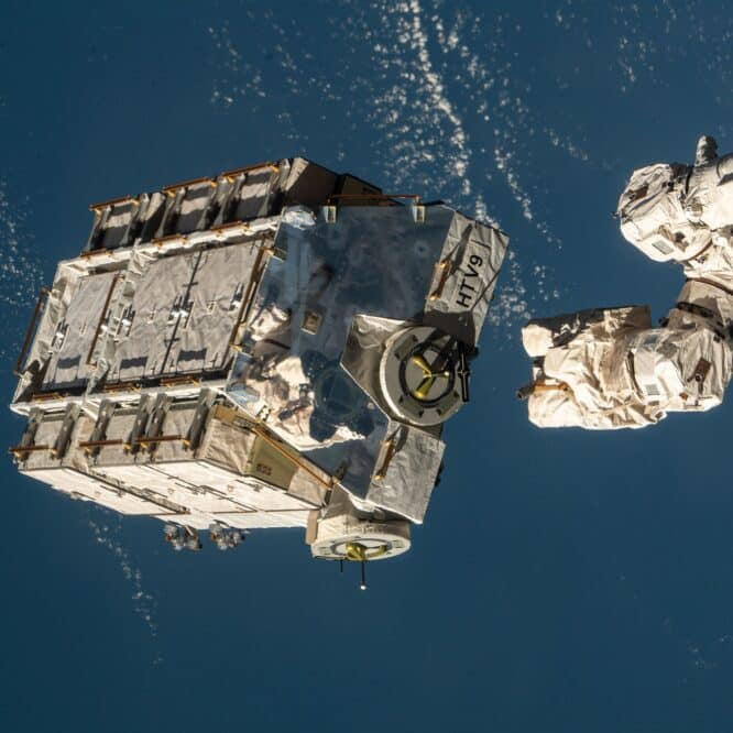 la NASA confirme l origine des débris spatiaux qui ont percuté une maison en Floride couv